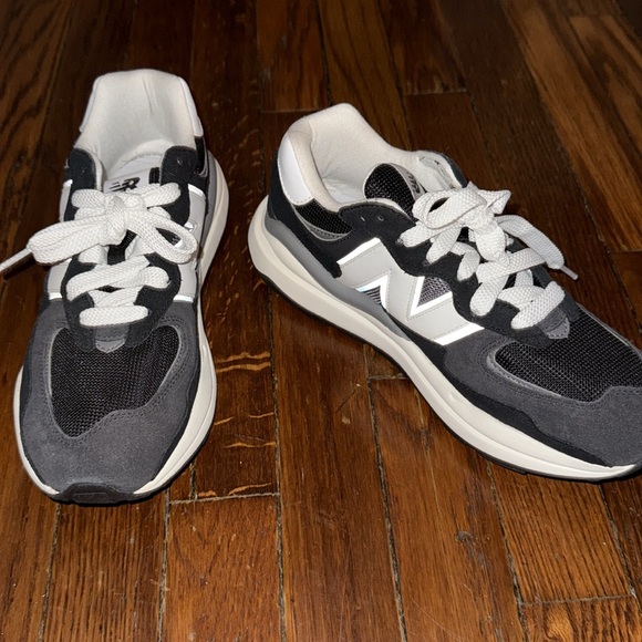 New Balance 5740 Black and White Sneakers size 10 womens - Picture 2 of 3